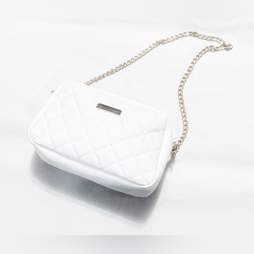 New without tags Fashion Quilted white crossbody with chain.